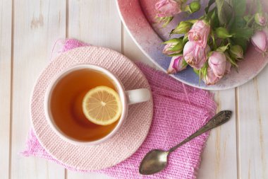 Pembe güllü bir fincan çay. Üst Manzara. Aşk kartı kavramı