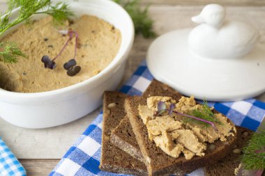 Klasik seramik beyaz kâse ya da ramekin ve baget dilimli tavuk ya da ördek ezmesi.