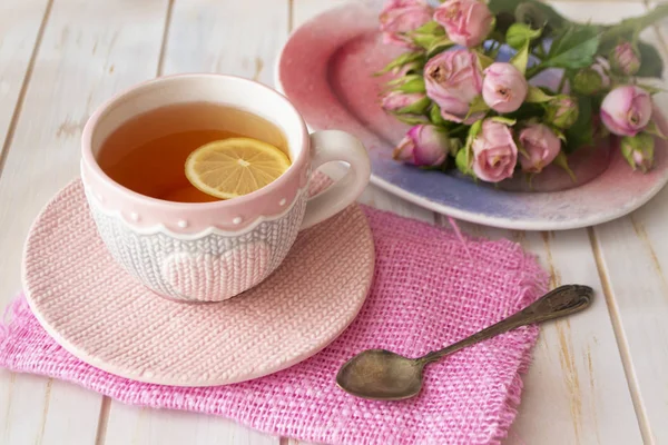 ピンク色のハートのニットの服に熱いお茶とカップ。バレンタインデーのコンセプト — ストック写真