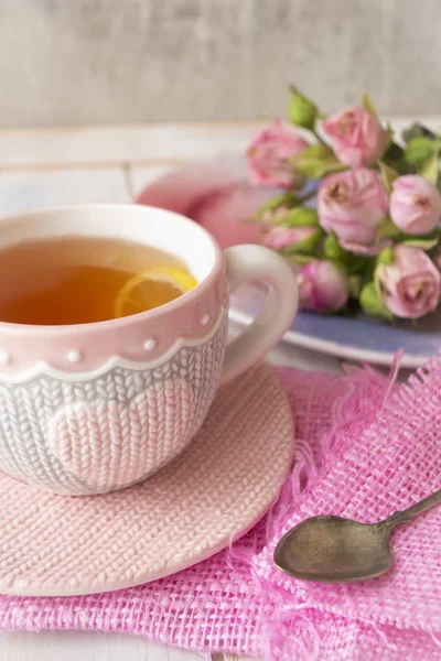 Xícara de chá com rosa rosa e colher de prata. .. Imagem vertical, conceito romântico — Fotografia de Stock