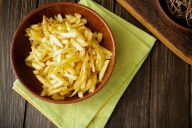 Patates kızartması kasede, ahşap masada kırsal tarzda.