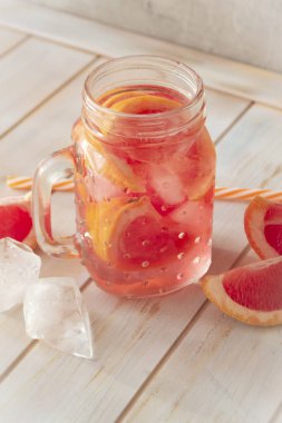 Greyfurt cin kokteyli, buzlu ferahlatıcı içecek, detoks konsepti