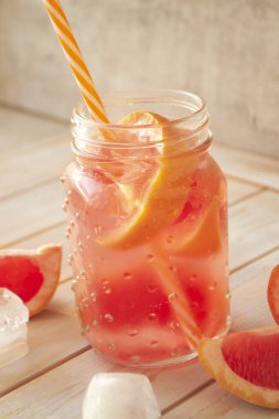 Pembe greyfurt detoks kokteyli, buzlu ferahlatıcı içecek, sağlıklı yaşam tarzı konsepti.