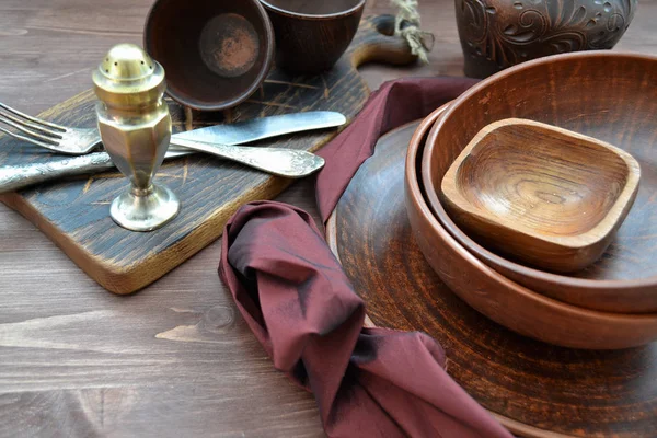 Деревянный стол из керамики и серебра на кухне — стоковое фото
