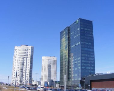 Minsk 'te modern mimari, ofis binası ve açık mavi gökyüzü olan yeni apartman binası.