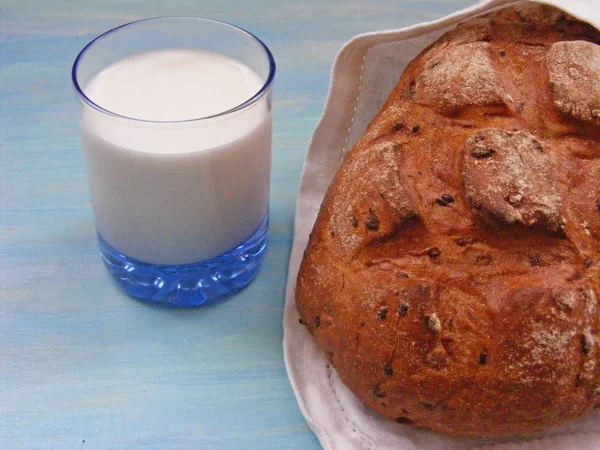 Φιάλη Γάλακτος Και Ψωμιού Μπλε Τραπέζι — Φωτογραφία Αρχείου