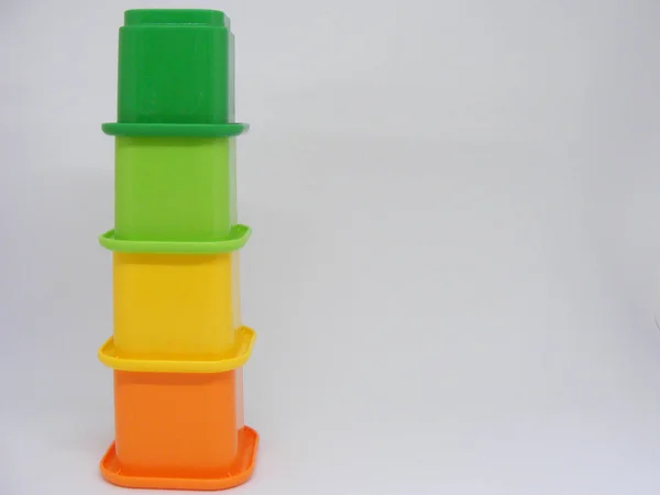 Brinquedo Colorido Empilhado Fundo Branco — Fotografia de Stock