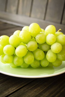 Ahşap zemin üzerinde taze beyaz ya da yeşil üzüm, sağlıklı, detoks ve diyet gıda konsepti