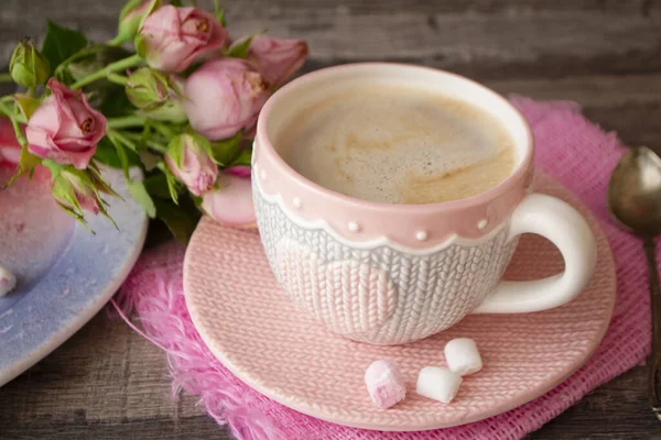 Valentine's Day Café avec coeur sur une tasse tricotée. cappuccino ou café latte art. Concept d'amour — Photo