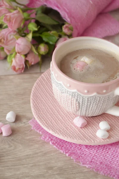Tasse de cappuccino avec guimauve, effet tricoté avec motif coeur, roses. Image du Vercique — Photo