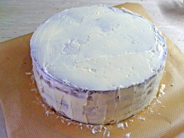 icing a layer cake