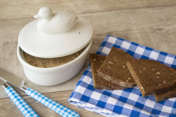 Pâté de canard en campagne avec pain fait maison — Photo