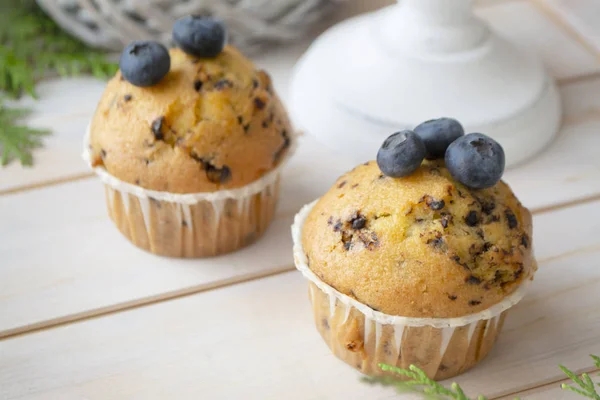 Muffins aux myrtilles faits maison avec des ingrédients biologiques, fond blanc shabby . — Photo
