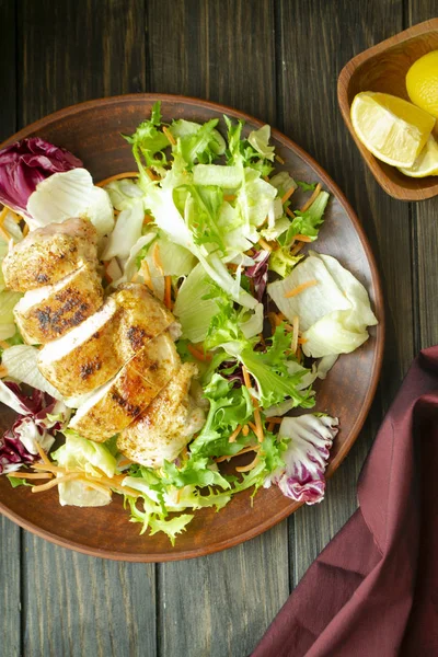 Pyszne świeże sałatka cezar z grillowanym kurczakiem na drewnianym stole, płaski leżak pionowy obraz — Zdjęcie stockowe
