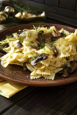 Dört peynirli makarna, mantar ve kekik, dikey görüntü.