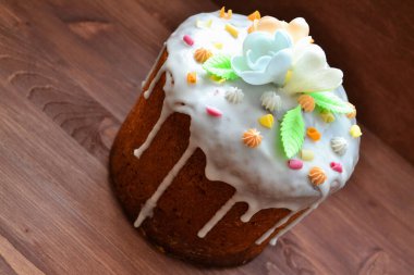 Kırsal ahşap arka planda lezzetli ve taze paskalya pastası.