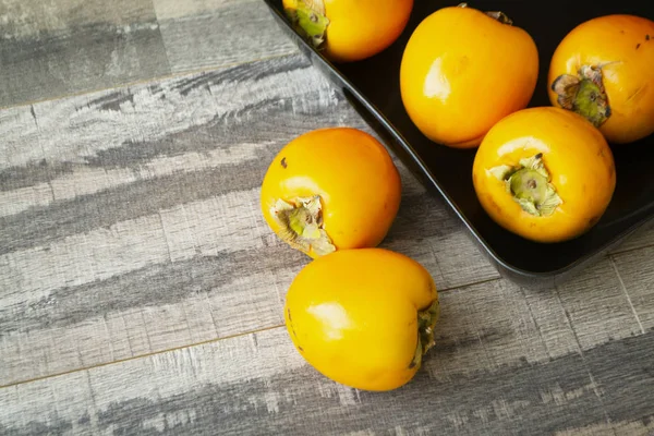 Heerlijke Verse Persimmon Fruit Houten Grijze Tafel — Stockfoto