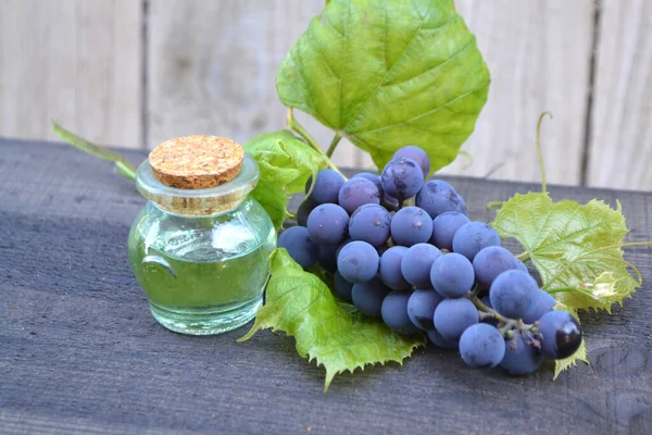 Bouteille Avec Huile Pépins Raisin Raisins Bleus Sur Une Table — Photo