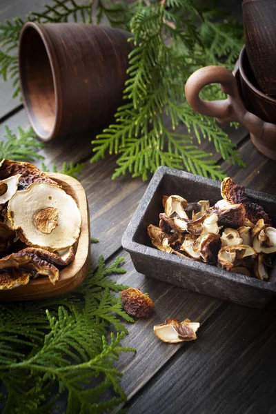 Funghi Secchi Ciotole Legno Funghi Boletus Sul Vecchio Sfondo Legno — Foto Stock