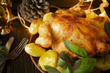 Koyu ahşap masada patates kızartmalı tavuk.