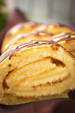 Bir dilim tatlı. Kremalı pasta, yakın plan, dikey resim