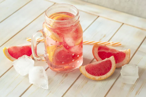 Frisch Gepresster Rubinroter Grapefruitsaft Auf Weißem Schäbigen Hintergrund — Stockfoto