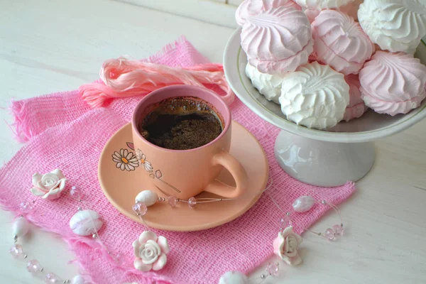 Tasse Espresso Und Hausgemachter Zephyr Oder Marshmallow Auf Rosa Serviette — Stockfoto