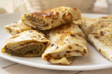 Kıymalı krep ve beyaz tabakta et ezmesi, yakın plan.