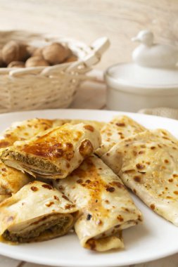 Lezzetli doldurulmuş krep ve yakın plan et. Doldurulmuş ince krepler. Rus usulü doldurulmuş krep. Yanında et, sakatat, kalp, akciğer ve karaciğer. Dikey resim