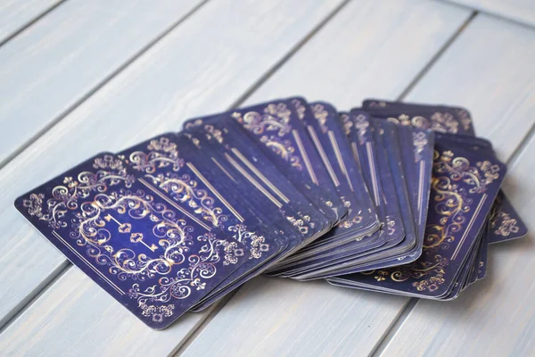 木製の青いテーブルの上のヴィンテージタロットカード — ストック写真