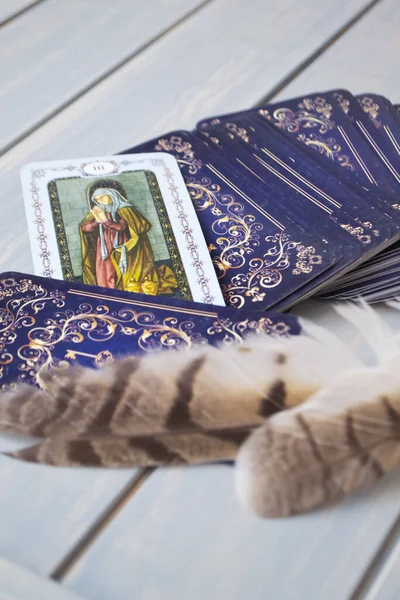 Esoterisches Stillleben Mit Tarotkarte Und Eulenfedern Vertikales Bild — Stockfoto