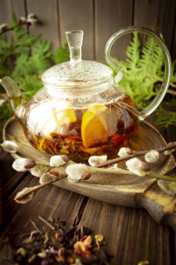 Organik bitkisel çay karışımı, dikey görüntü, bahar zamanı.