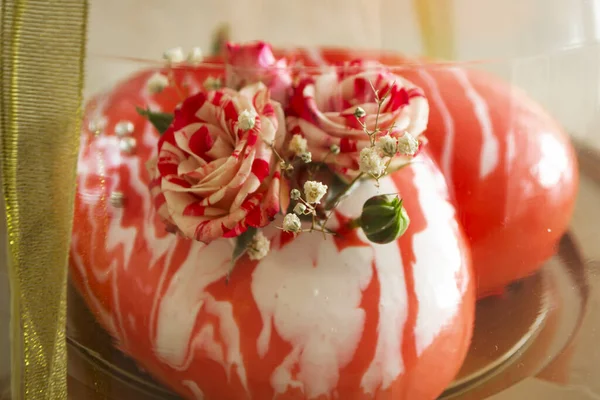 Kue Mousse Dalam Bentuk Hati Dengan Mawar Kecil Kue Kotak — Stok Foto
