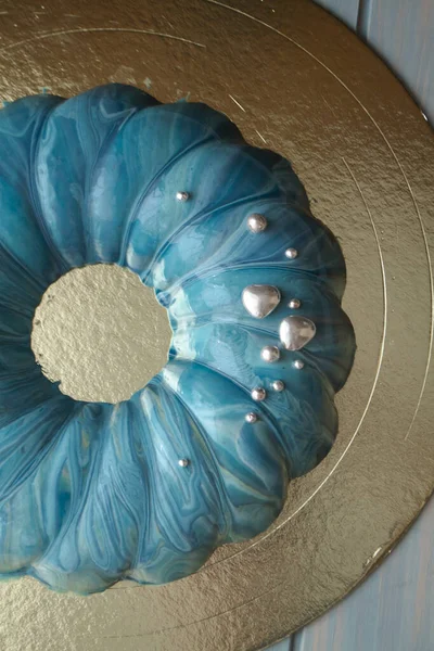 海のケーキ 海のテーマ 青い鏡の釉薬と銀の装飾で飾られた — ストック写真
