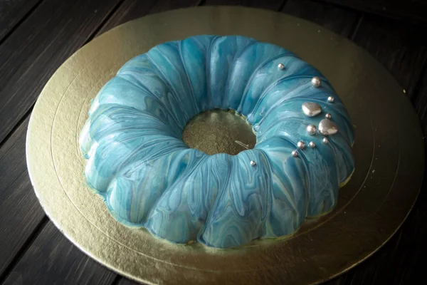 ブルーベリーモダンムースケーキターコイズミラーグレーズと海の効果で覆われた — ストック写真