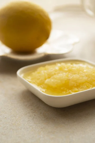 Una mezcla de miel, limón y jengibre, estilo de vida saludable. La lucha contra la gripe y el virus . —  Fotos de Stock