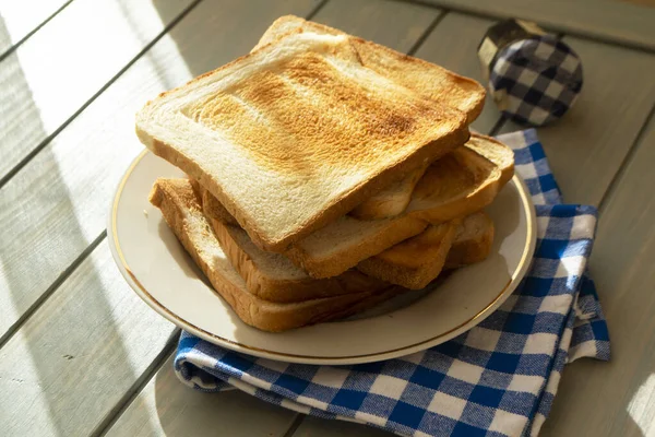 Деревянная доска с вкусным завтраком хлеба тосты на столе — стоковое фото