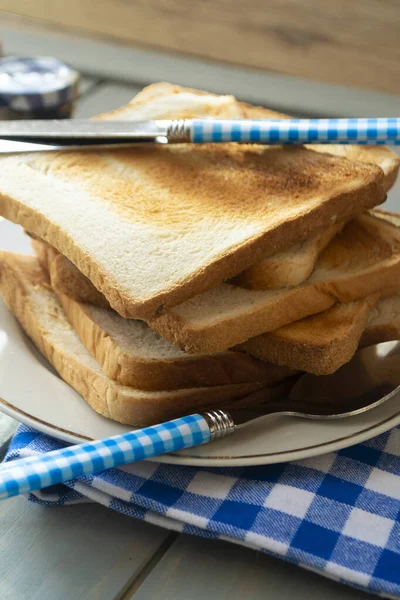 Ломтики ржаного сухого хлеба на завтрак с винтажным ножом — стоковое фото
