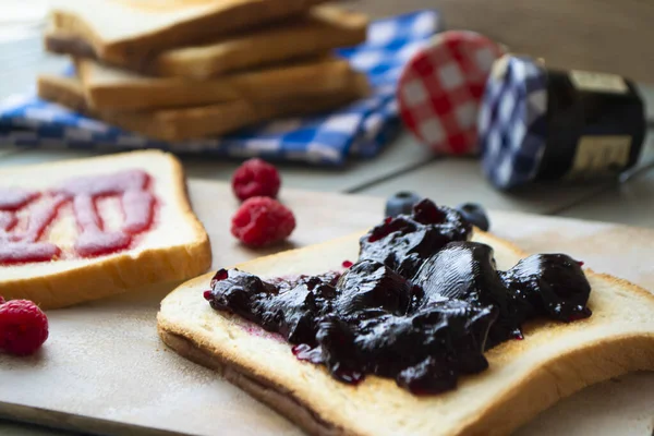 Французский тост с корицей с черникой, малиной, кленовым сиропом. завтрак утром — стоковое фото