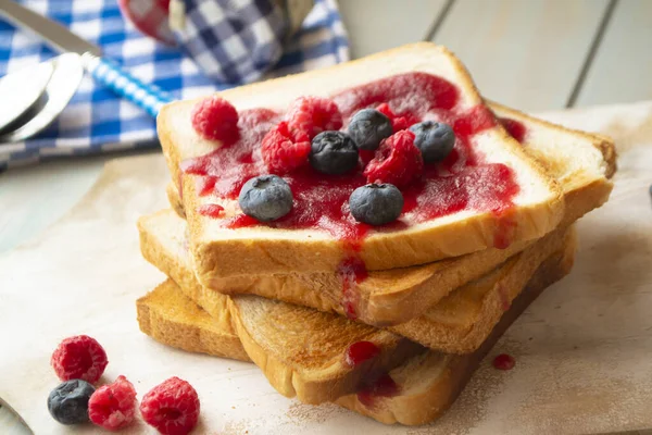 Французские тосты со свежими летними ягодами и кленовым сиропом — стоковое фото