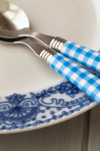 White Blue Plate Utensils Blue Wooden Table Background Vertical Image — Stock Photo, Image