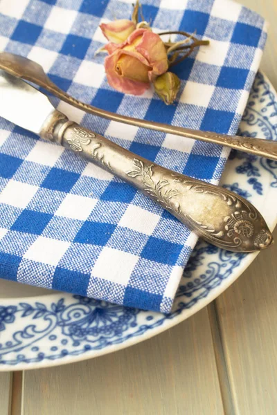 Tenedor Plata Cuchillo Con Plato Vintage Vacío Una Servilleta Azul — Foto de Stock