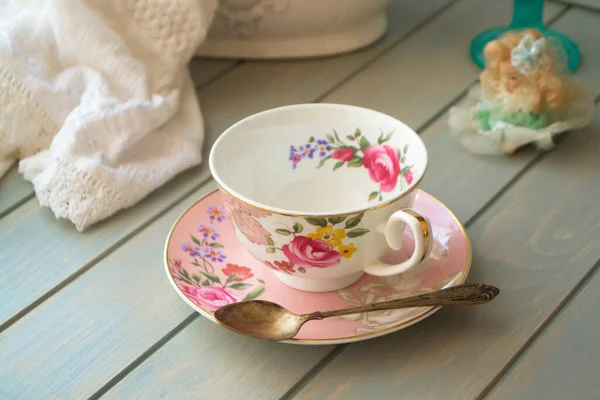 绿松石桌上的粉红古董茶杯 — 图库照片