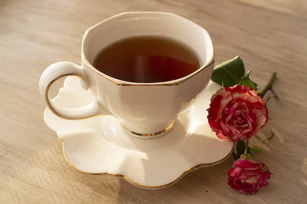 Chá Saudável Copo Clássico Branco Com Rosas Vintage — Fotografia de Stock