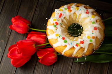 cevizli brioche rulo veya siyah ahşap zemin üzerinde kırmızı laleli babka