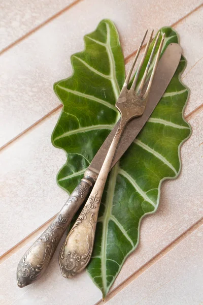 Rustic Table Place Setting Top View Knife Fork Leaf Vertical — Stock Photo, Image