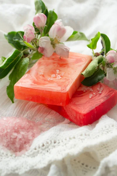 Tratamiento de belleza del cuidado de la piel vegano con spa, exfoliación, productos de limpieza con flores de flor de manzana . — Foto de Stock