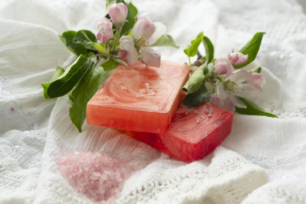 Spa beállítás természetes szappannal és virággal. aromaterápia. — Stock Fotó