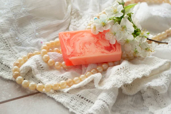 Sabão de cosméticos e flores de cereja, imagem do vintage — Fotografia de Stock