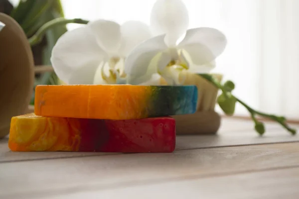 Bitki ve çiçekli doğal organik sabun.. — Stok fotoğraf